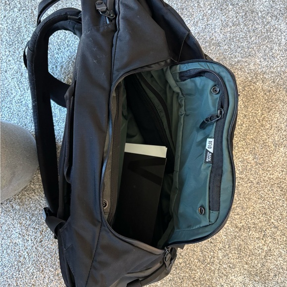 Versatile Black Backpack - Picture 5 of 7